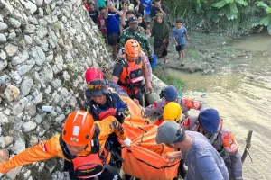 Pemuda 24 Tahun yang Terseret Arus Sungai Baebunta Akhirnya Ditemukan, Tim SAR Evakuasi Jasad Korban.