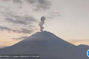 Gunung Semeru Erupsi dengan Tinggi Letusan Mencapai 1.000 Meter di Atas Puncak