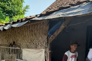 Impian Lansia Sebatang Kara di Karawang Terwujud, Kini Miliki Rumah Layak Huni.