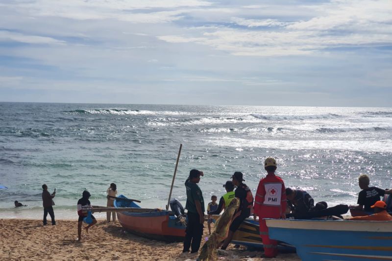 Satlinmas Rescue Istimewa Evakuasi Korban Laka Laut di Pantai Drini Gunungkidul