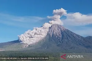 Gunung Semeru Erupsi, Awan Panas Guguran Meluncur Sejauh 4,5 Km, Warga Diminta Waspada