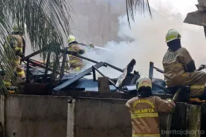 Kebakaran Melanda Permukiman Padat Jelambar, Satu Rumah Ludes Terbakar