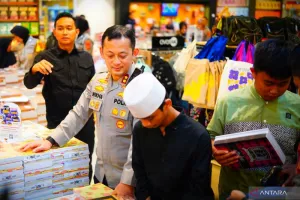 Polres Bogor Bawa 80 Anak Yatim Berbelanja Kebutuhan Sekolah Jelang Tahun Ajaran Baru.