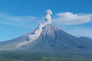 Warga Diingatkan agar Tetap Waspada Saat Aktivitas Gunung Semeru Naik
