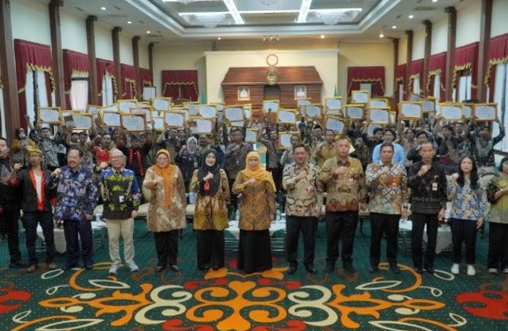 Sabet Juara Umum Festival Reog Nasional, Khofifah Beri Penghargaan Tim Kesenian Kyai Lodra 