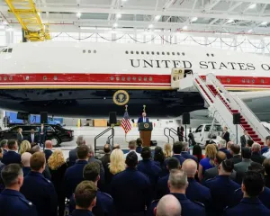 Trump Luncurkan Air Force O...