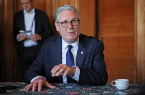 Burnham Tantang Starmer Per...
