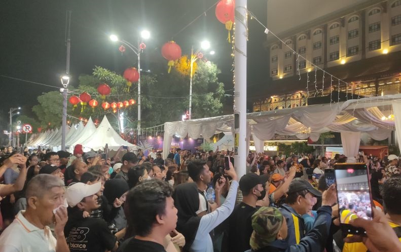 Festival Kuliner Malam Glodok Diserbu Warga, UMKM Kebanjiran Pembeli dan Raup Untung