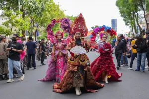 Jalan Tunjungan Disulap Jadi Catwalk Raksasa, Ribuan Orang Padati Surabaya Fashion Festival 2026