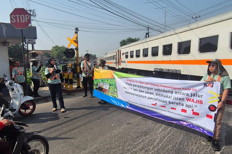 PT KAI Ajak Pengendara Disiplin dan Imbau Warga Jauhi Jal...