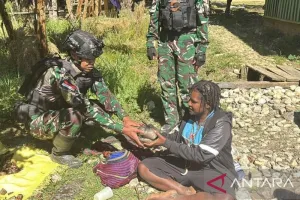 Satgas Yonif 511/DY Bagikan Paket Bapok ke Warga Numbukawi Lanny Jaya
