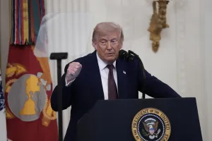 Donald Trump Umumkan Kolaborasi Produksi Cip Apple dan Intel