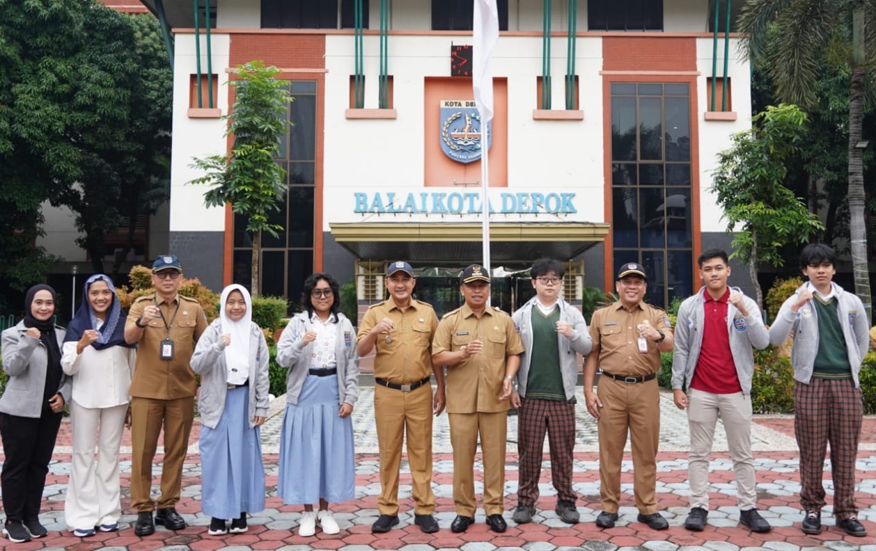 Dua Pelajar SMA Cakra Buana Ikut Program Pelatihan Bahasa...