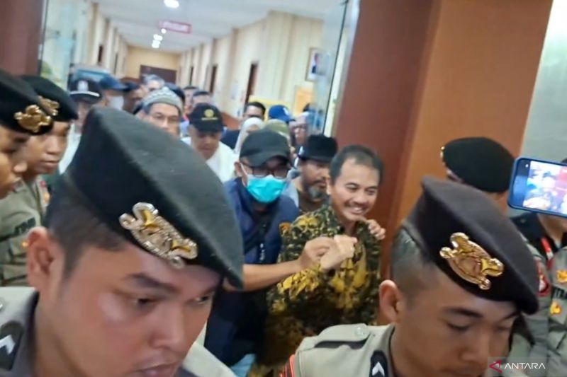 Kasus Ijazah Palsu: Roy Suryo dan Tifa langsung dibawa ke Polda setelah keluar dari RS Polri 
