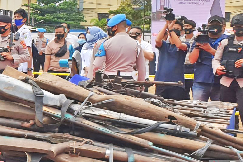 Masyarakat Sumsel Serahkan 101 Senpi Ilegal ke Kepolisian