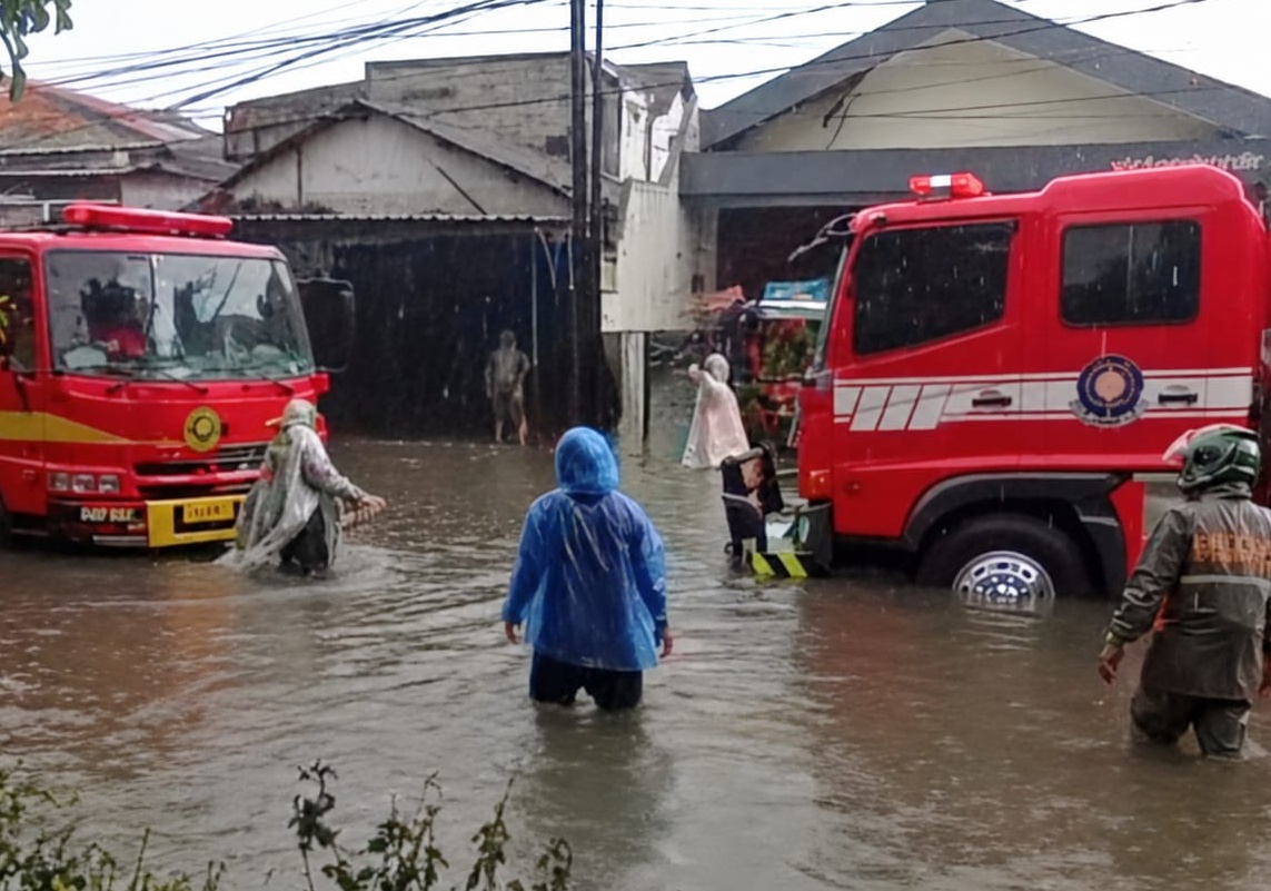 Hujan Dini Hari di Musim Kemarau Picu Banjir di Belasan Lokasi Surabaya, Armada Damkar Dikerahkan Sedot Genangan