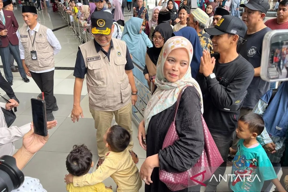 Menhaj Gus Irfan Sambut Kedatangan Petugas Haji di Bandar...