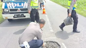 Satlantas Batu Bara Tambal Jalan Berlubang di Jalinsum untuk Cegah Kecelakaan Lalin 