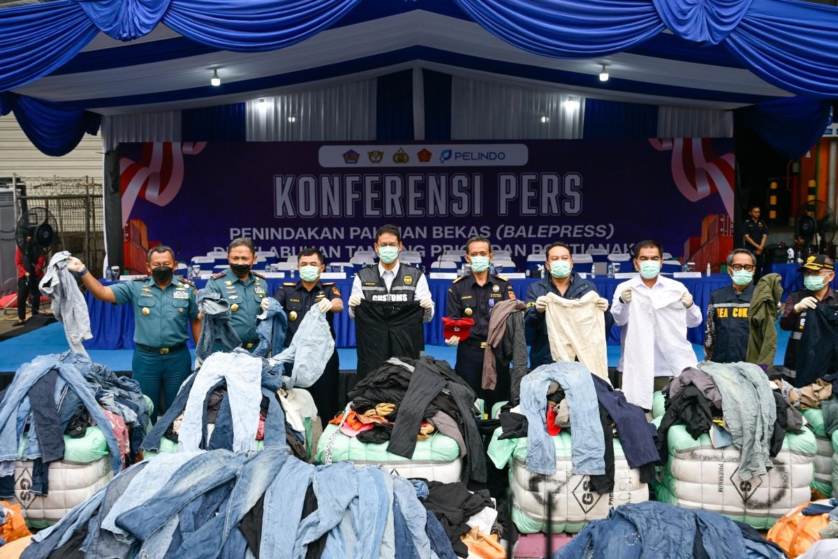 Purbaya Putuskan Musnahkan 43 Kontainer Pakaian Bekas Imp...
