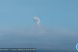 Gunung Semeru Erupsi dengan Tinggi Letusan 600 Meter di Atas Puncak
