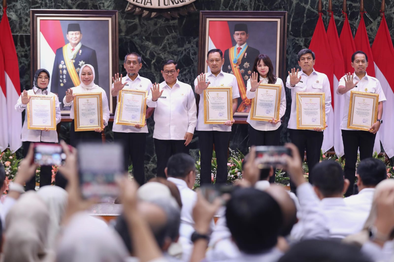 Kado HUT ke-499 Jakarta: Pemprov DKI Terima 499 Sertifika...
