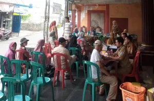 Pegadaian CPS Pondok Aren Gelar Pengobatan Gratis dan Bagi Minyak Goreng untuk Ratusan Warga