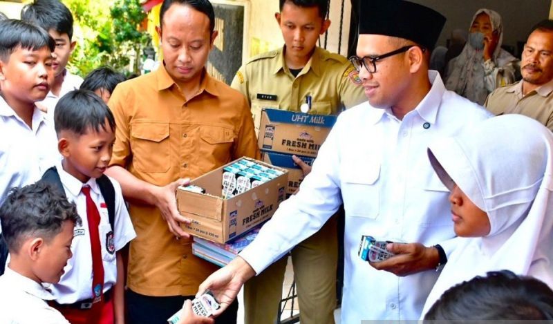 Pemkab Batang Salurkan Bantuan Seragam untuk Siswa SD dan...