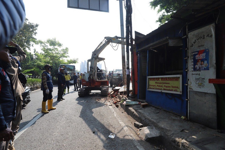 Pemkot Bandung Tertibkan 63 Bangunan Liar di Kawasan Dipati Ukur