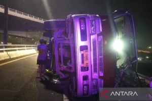Truk Trailer Alami Kecelakaan di Tol Layang Tomang karena Muatan Berlebih 