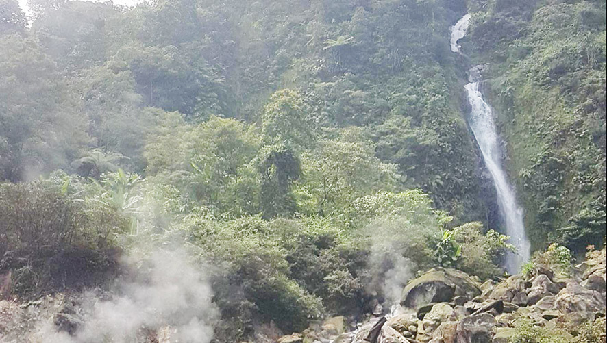 Curug Cikawah: Perpaduan Langka Air Terjun dan Kawah Bele...
