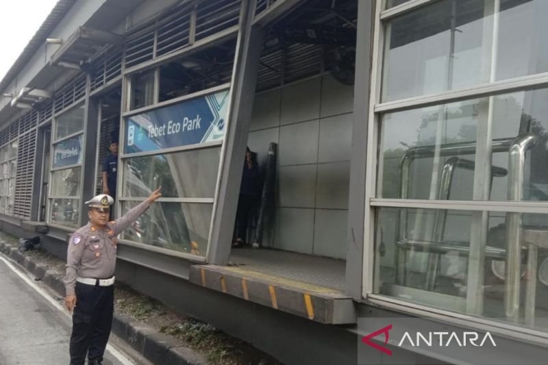 Halte Transjakarta Tebet Eco Park Tetap Layani Penumpang setelah Ditabrak