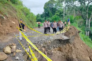 Hujan Deras Picu Jalan Terban di Agam, Akses Padang Koto Gadang ke Bukittinggi Lumpuh.
