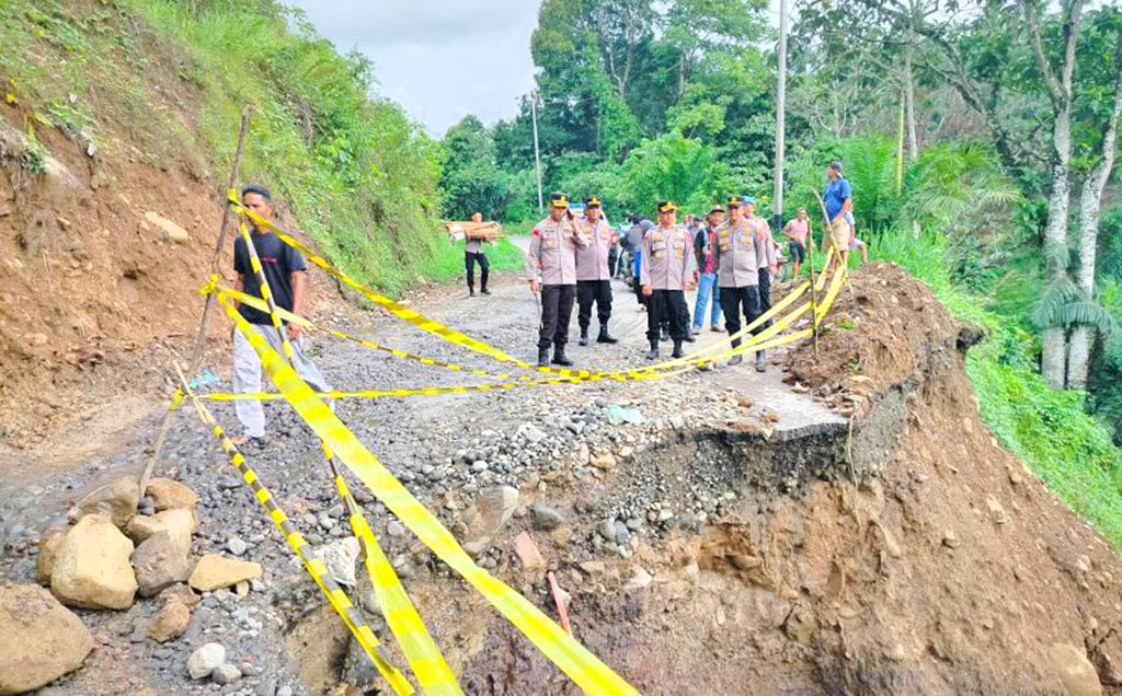 Jalan Provinsi di Agam tak Bisa Dilalui Kendaraan Akibat Terban
