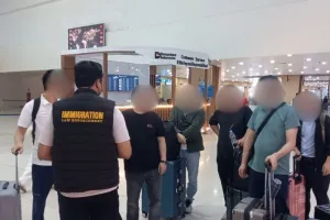 Kantor Imigrasi Deportasi Delapan WNA Tiongkok dari Surabaya