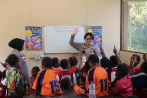 Memperkenalkan Geografi dan Sains ke Anak-anak di Tembagapura