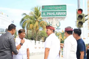 Menggunakan Daur Ulang Sampah Plastik untuk Papan Nama Jalan
