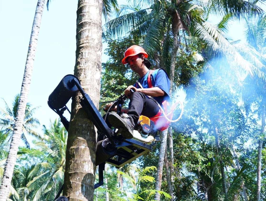 Dosen ITS Kembangkan 'Lift' Pohon Kelapa untuk Bantu Peta...