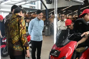 Wapres Gibran Tinjau Pabrik Kendaraan Listrik di Tangerang, Perkuat Hilirisasi Industri Nasional.
