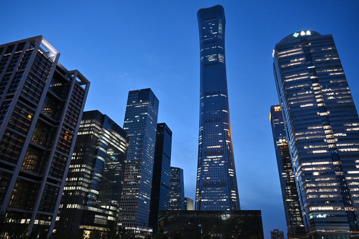 Gedung Tertinggi di Beijing Ditabrak Pesawat, Puing-Puing...