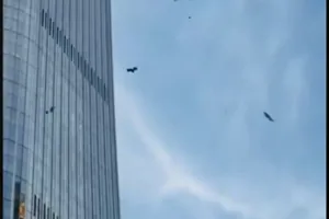 Pesawat Ringan Tabrak Gedung Tertinggi Beijing, Pilot Tewas dan 13 Orang Terluka di CITIC Tower
