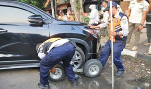 Dishub Tindak Empat Mobil yang Parkir Liar di Kawasan Senopati Jaksel