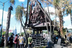 Perbaikan Replika Rumah Adat Batak yang Terbakar