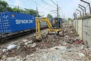 PT KAI Tertibkan Bangunan Liar di Jalur Pasar Senen