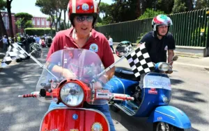 Ribuan Orang dari Seluruh Dunia Berkumpul di Roma Rayakan Ulang Tahun ke-80 Skuter Ikonik Vespa