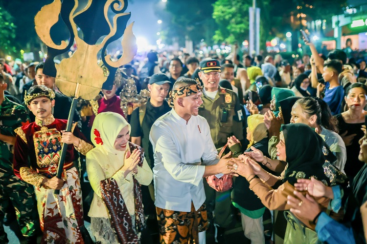 Ribuan Warga Tumpah Ruah di Jalan Jenderal Sudirman Saat ...