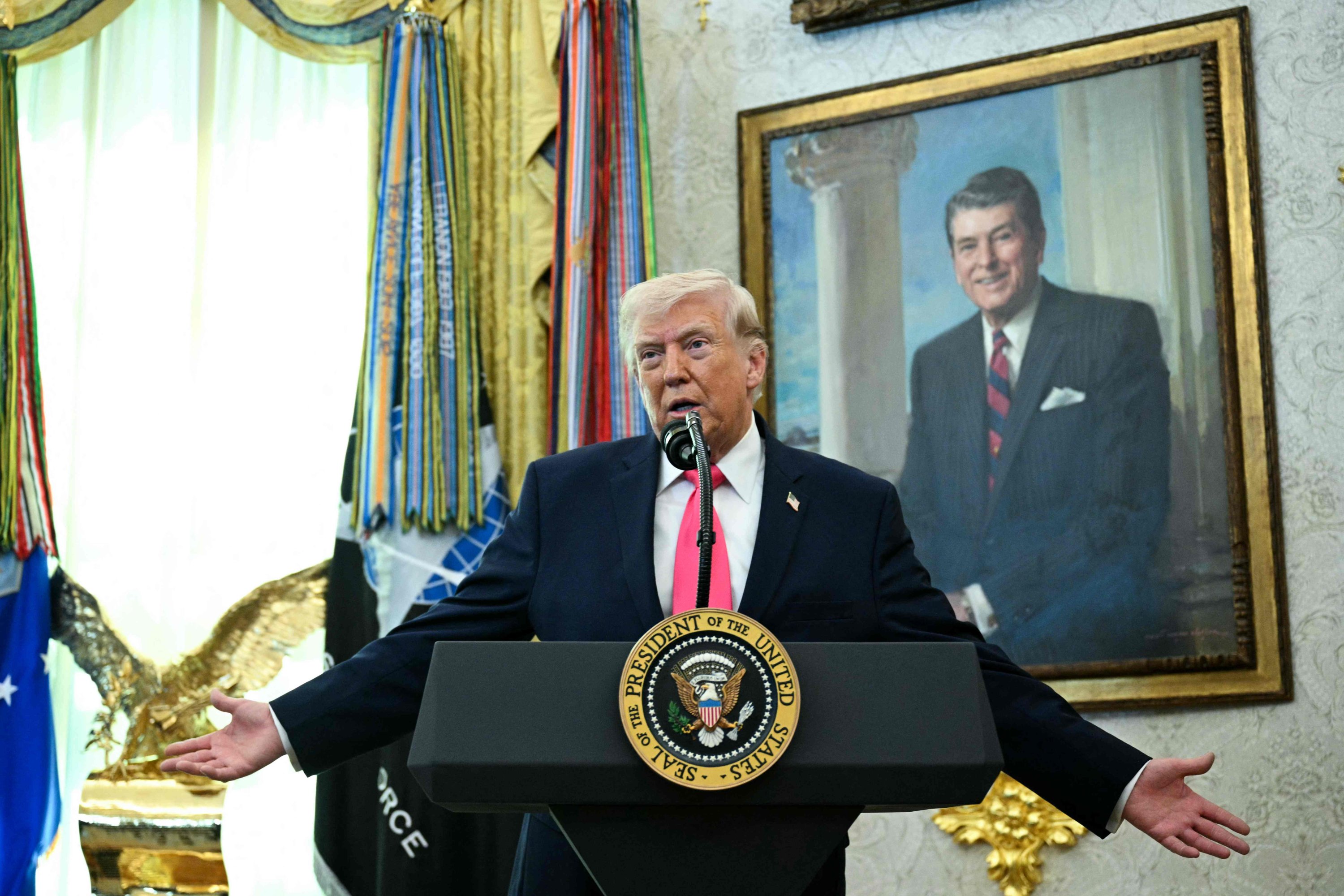 Trump Ancam Pungut Tarif 100 Persen Imbas Pajak Jasa Digital