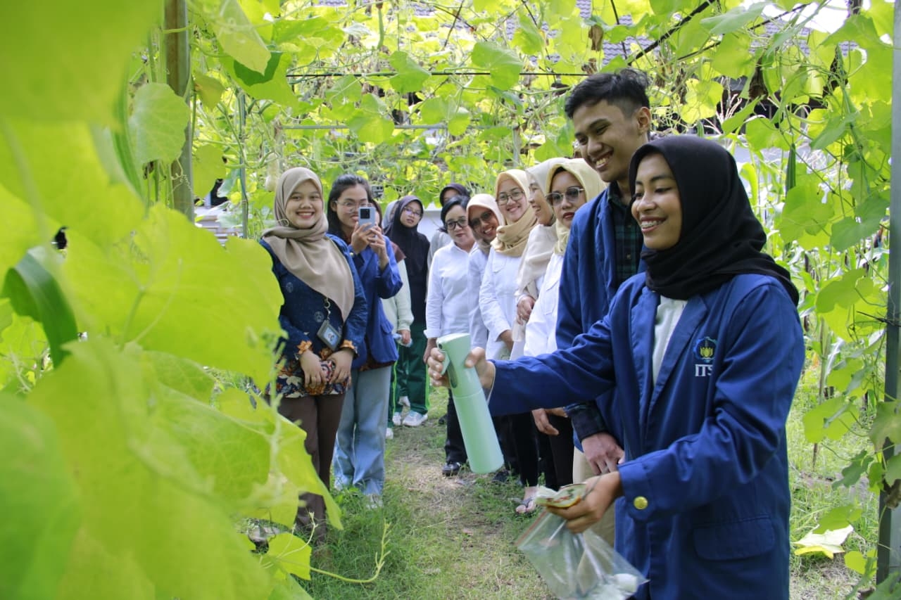 Mahasiswa ITS Ciptakan Nanopestisida Tahan Hujan dan UV