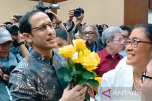 Hadiri Sidang Vonis, Nadiem Makarim Dapat Bunga Kuning dari Sopir Ojol dan Pendukungnya 