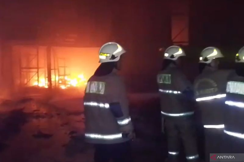 Kebakaran Hanguskan Gudang di Cakung  Jaktim, Api Berhasi...
