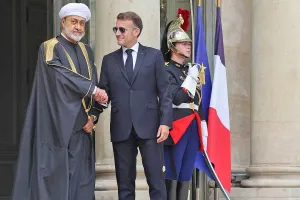 Macron dan Sultan Oman Sepa...